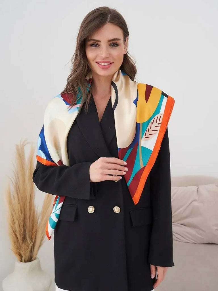 Foulard carré 70x70, soyeux au toucher, imprimé floral multicolore, bordure orange vive, accessoire mode polyvalent, modèle Kalya