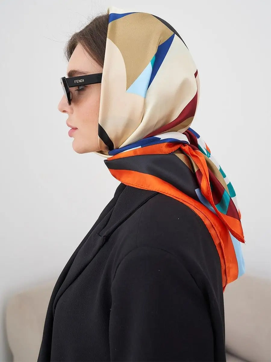 Foulard carré 70x70, soyeux au toucher, imprimé floral multicolore, bordure orange vive, accessoire mode polyvalent, modèle Kalya
