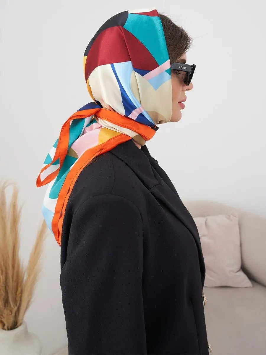 Foulard carré 70x70, soyeux au toucher, imprimé floral multicolore, bordure orange vive, accessoire mode polyvalent, modèle Kalya