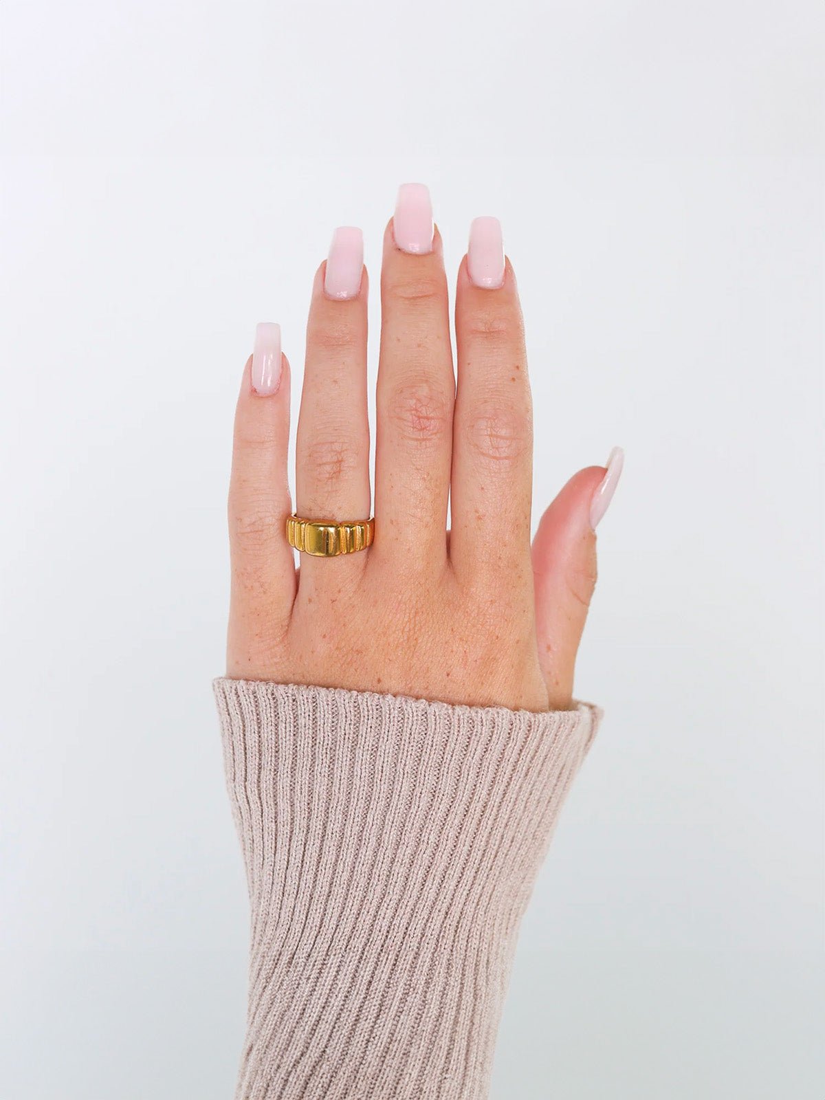 Bague bombée femme, bague acier inoxydable dorée, texture rayée, large or, bague effet vintage, modèle Miwa - Bague - Or XS