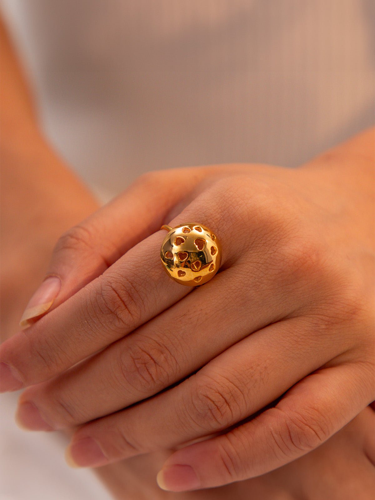 Bague cœur dorée, forme dôme ajourée, acier inoxydable, ajustable, design ins, modèle Clarisse - Bague - Or