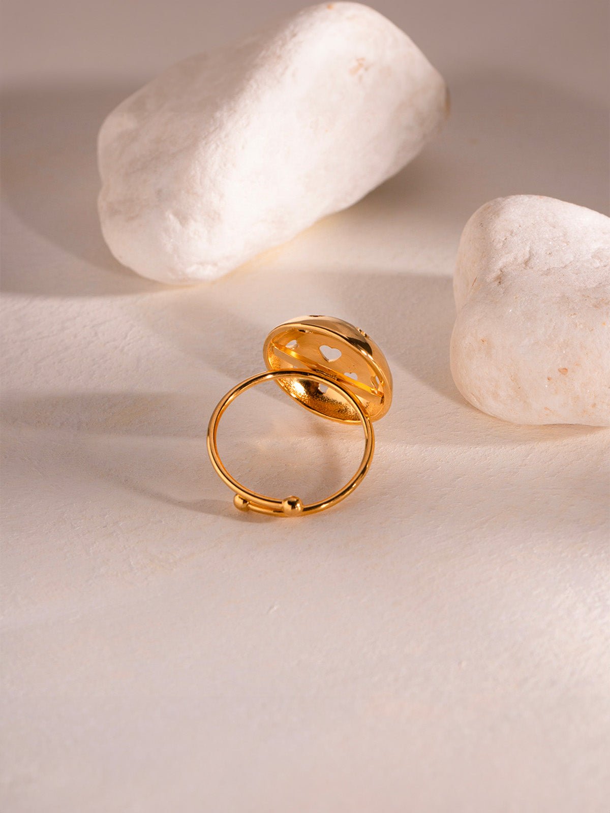 Bague cœur dorée, forme dôme ajourée, acier inoxydable, ajustable, design ins, modèle Clarisse - Bague - Or