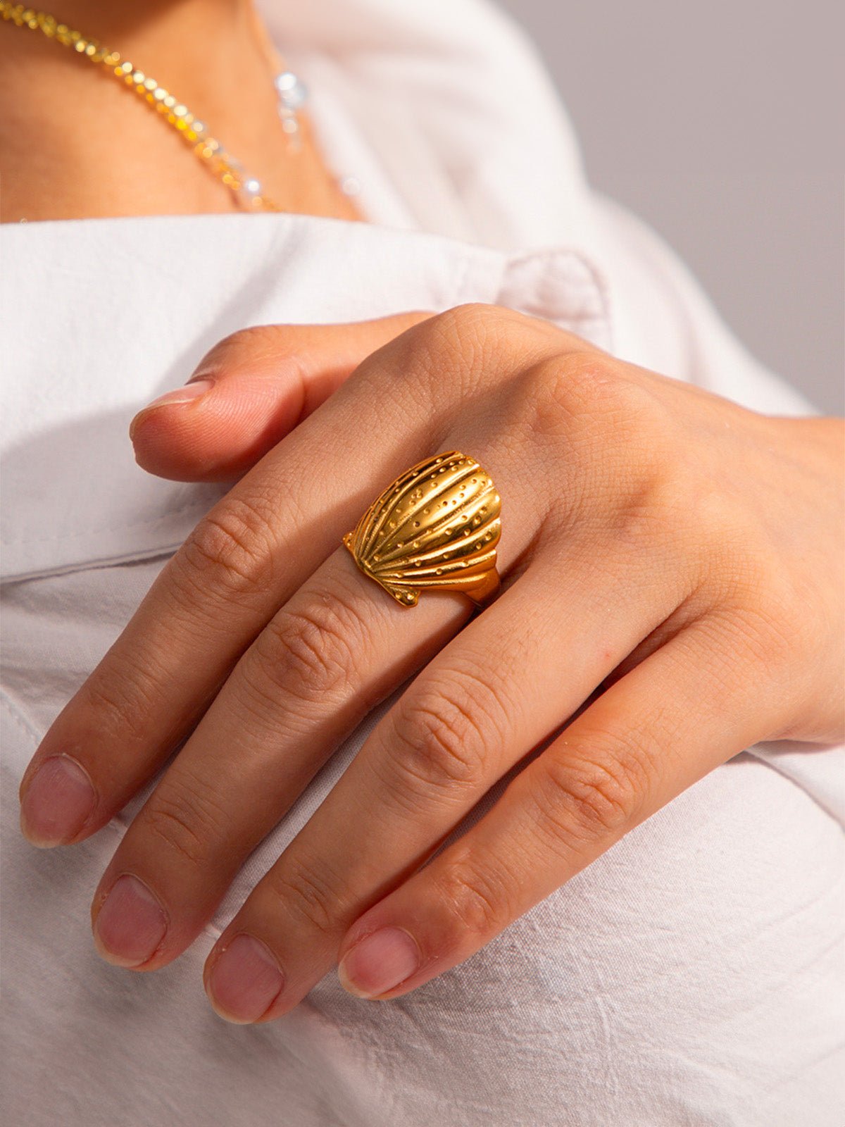 Bague coquillage dorée, bijou bord de mer, bague large ajustable, acier inoxydable, inspiration marine, modèle Djibi - Bague - Or