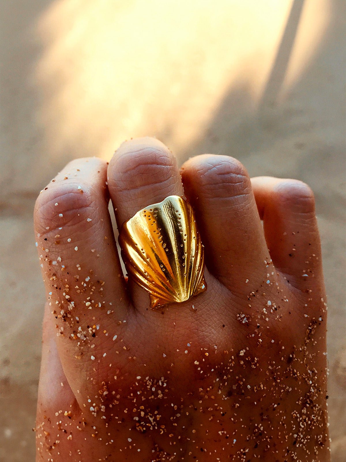 Bague coquillage dorée, bijou bord de mer, bague large ajustable, acier inoxydable, inspiration marine, modèle Djibi - Bague - Or