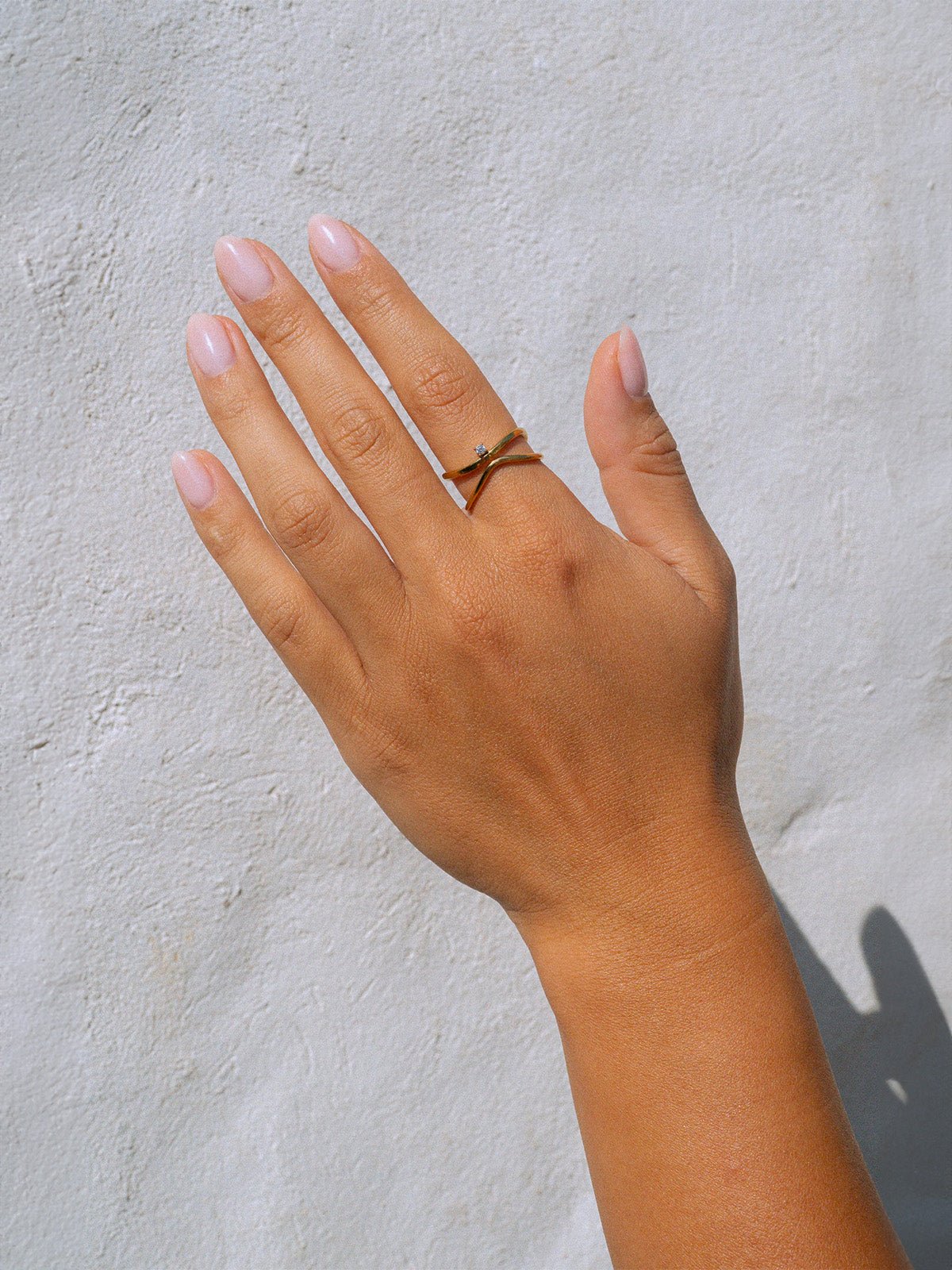 Bague croisée dorée, pierre brillante, style géométrique, ajustement moderne, design minimal, modèle Holor - Bague - Or XS