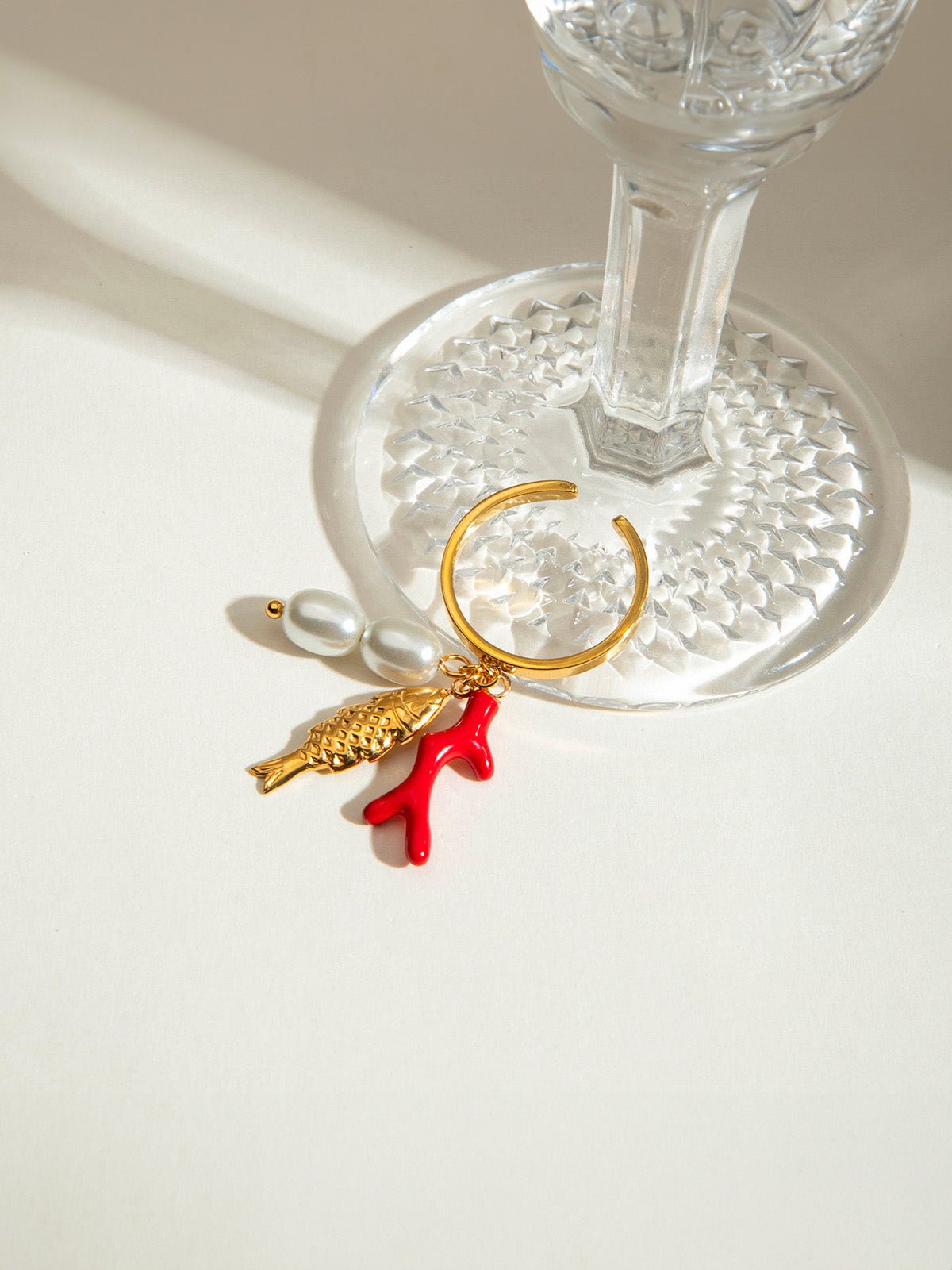 Bague en acier inoxydable doré, charms poissons, perles, corail rouge, ajustable, waterproof, modèle Léonie - Bague - Or