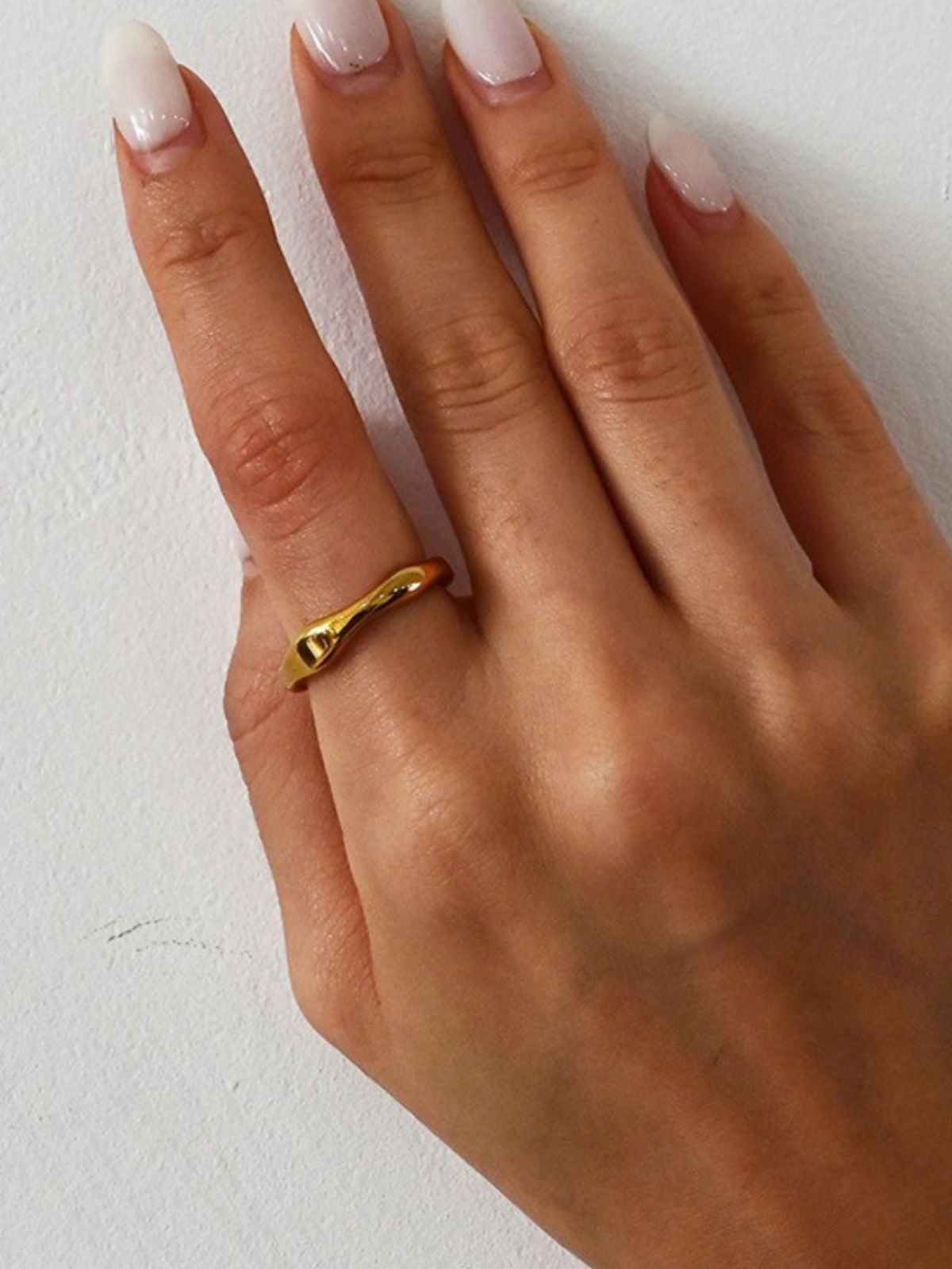 Bague ondulée acier inoxydable, or 18 carats, design géométrique, style moderne, anneau femme tendance, modèle Juvelina - Bague - Or XXS