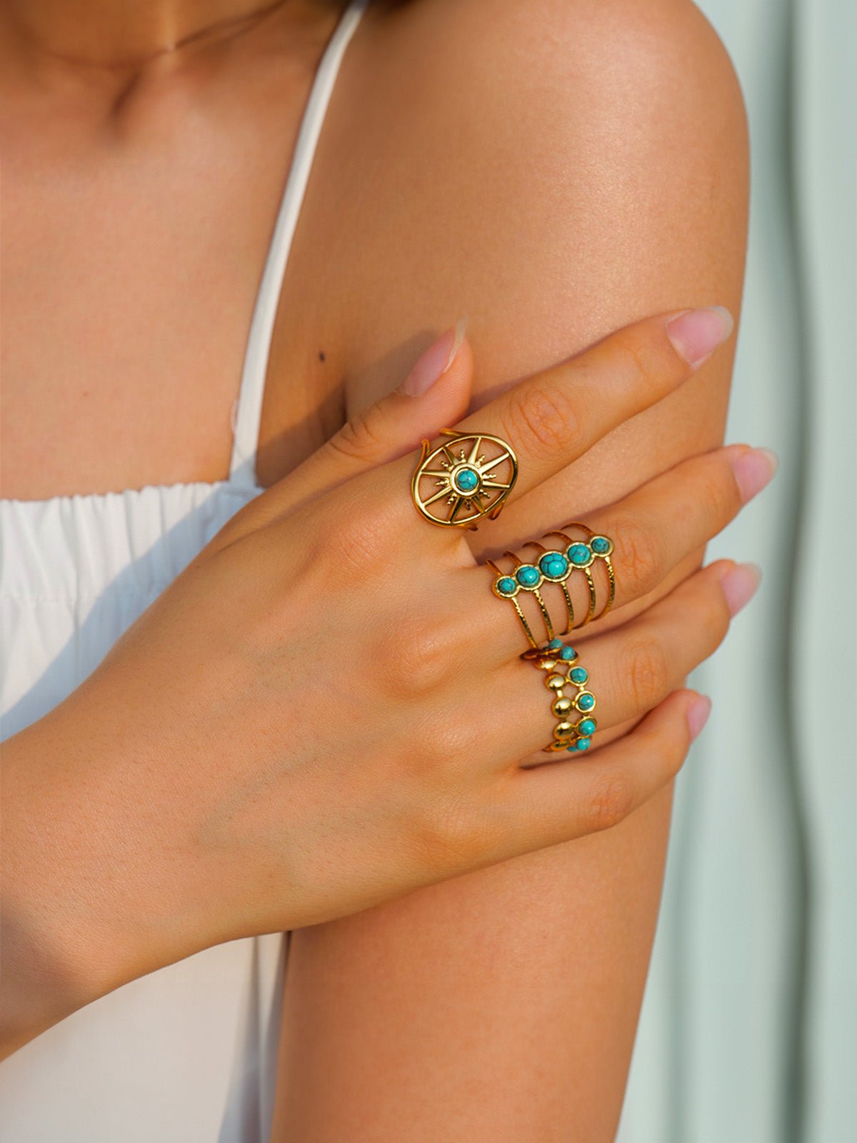 Bague pierre turquoise, cabochons ronds, style solaire, bague ouverte, acier inoxydable doré, modèle Maëva - Bague - Or