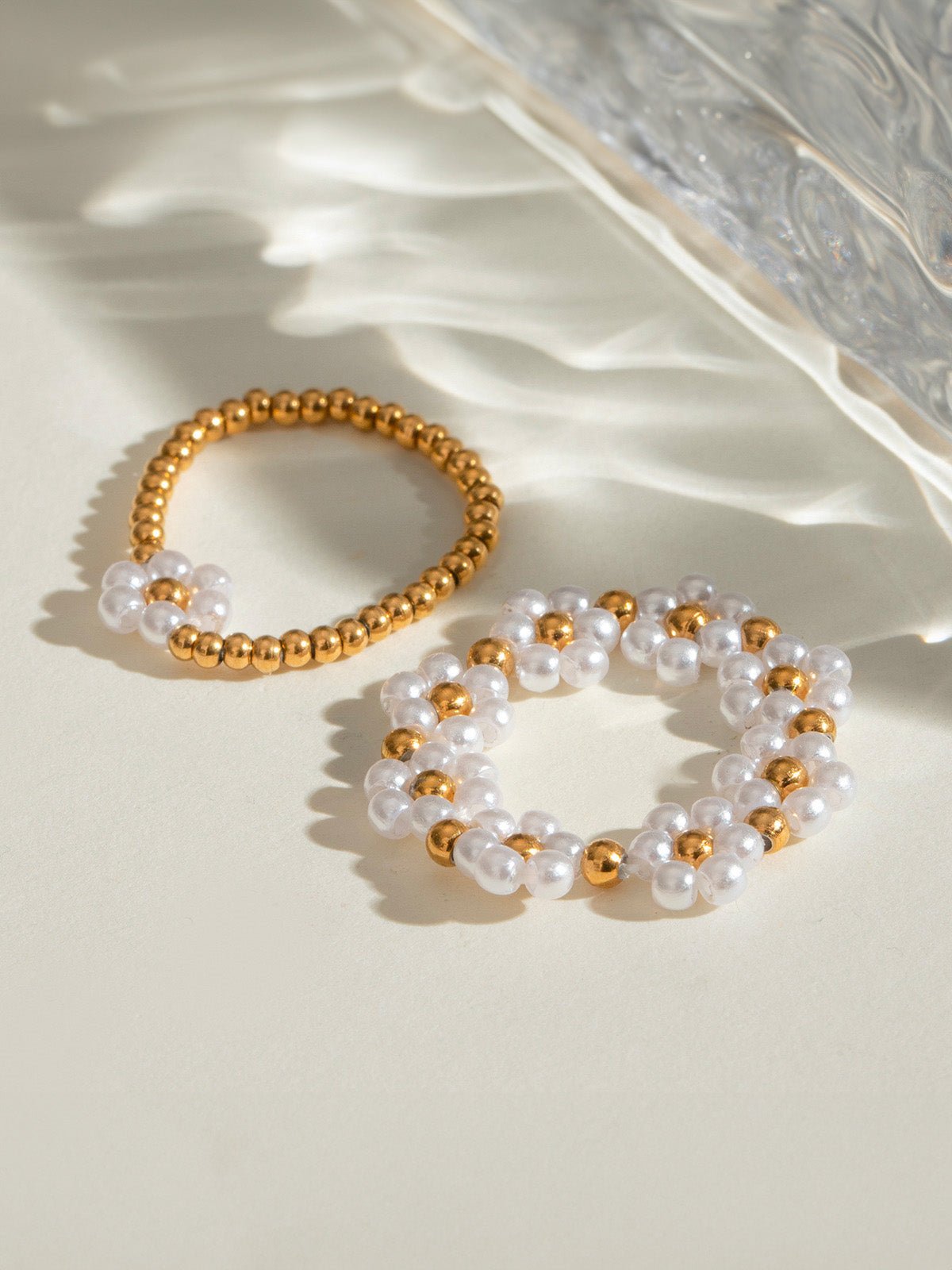 Bagues fleurs perles blanches, anneaux dorés extensibles, duo fantaisie, modèle Sylvie - Bague - Or