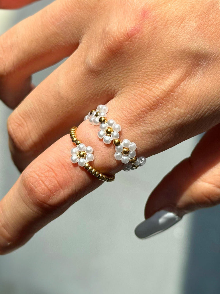 Bagues fleurs perles blanches, anneaux dorés extensibles, duo fantaisie, modèle Sylvie - Bague - Or