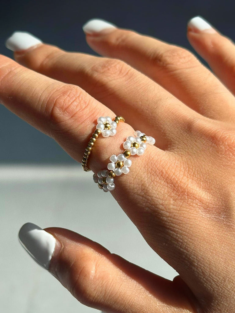 Bagues fleurs perles blanches, anneaux dorés extensibles, duo fantaisie, modèle Sylvie - Bague - Or