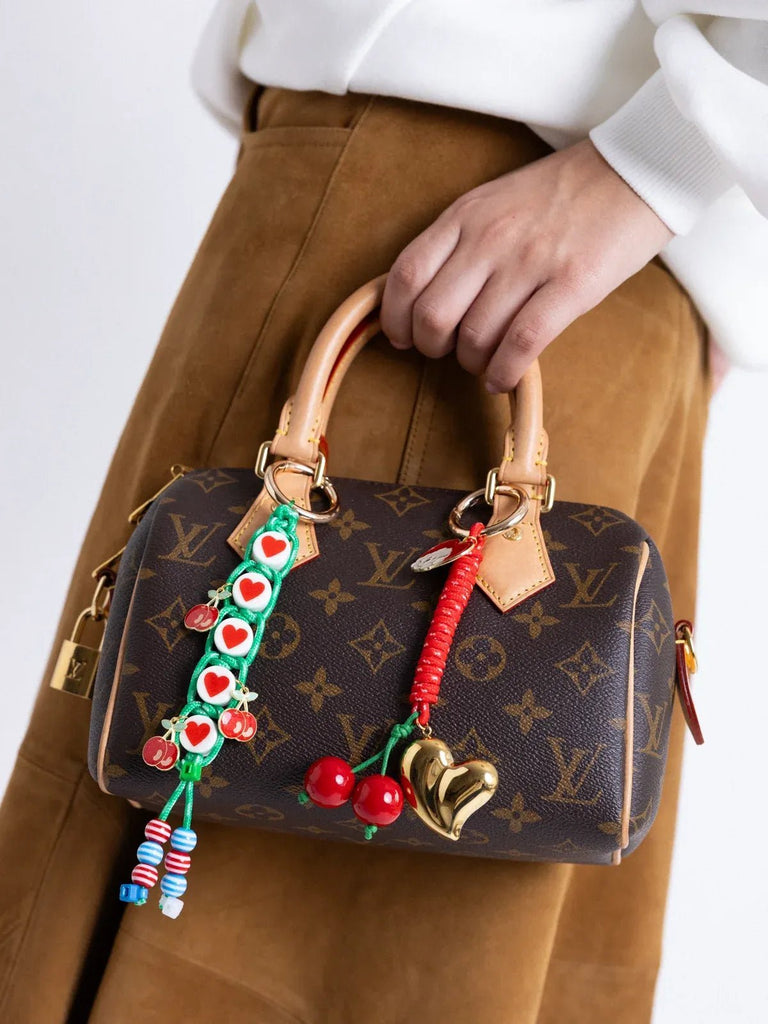 Bijou de sac cerise, cœur doré, porte - clés fantaisie, breloque colorée, accessoire sac tendance, modèle Yoa - Rouge