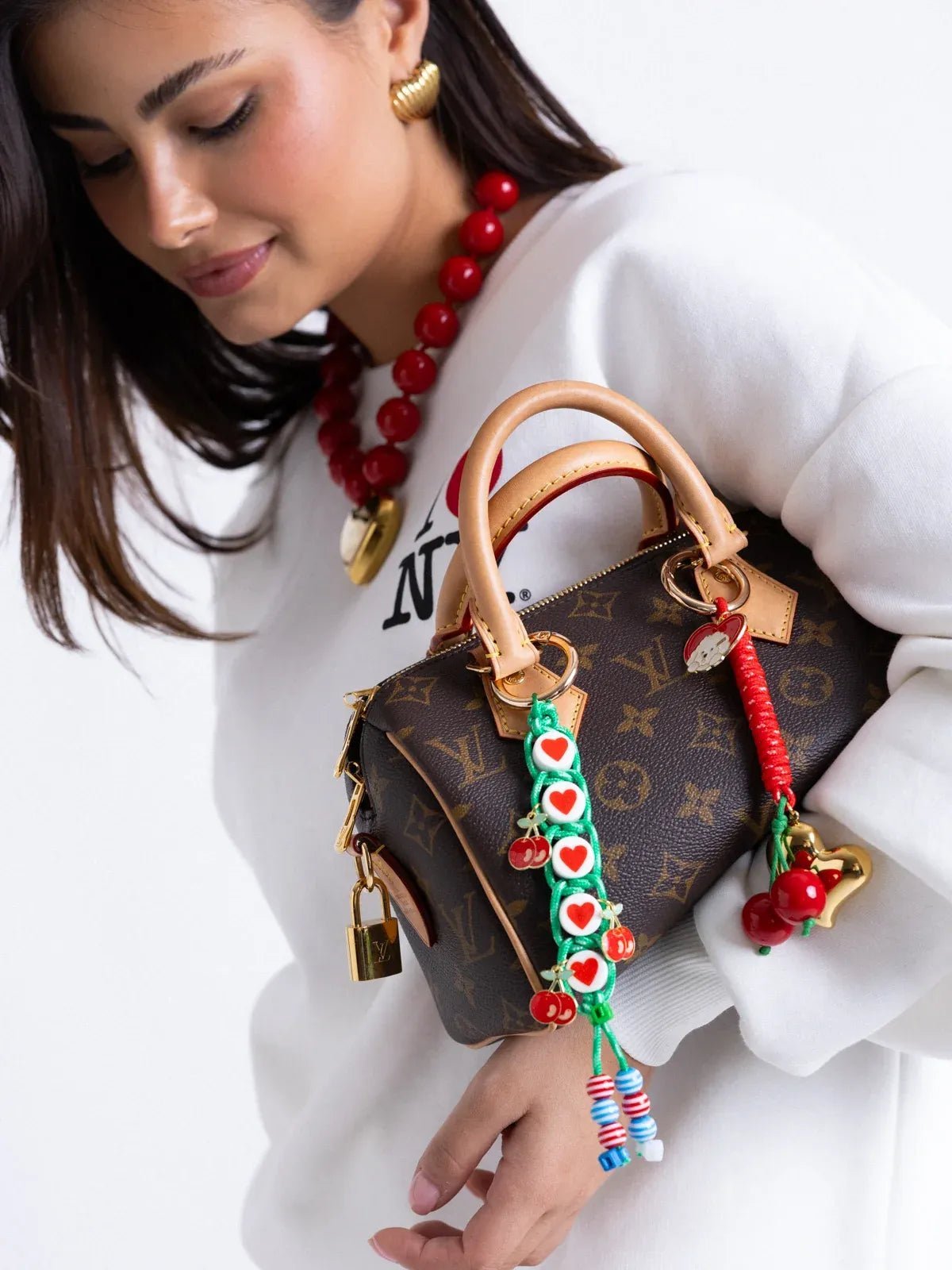 Bijou de sac cerise, cœur doré, porte - clés fantaisie, breloque colorée, accessoire sac tendance, modèle Yoa - Rouge