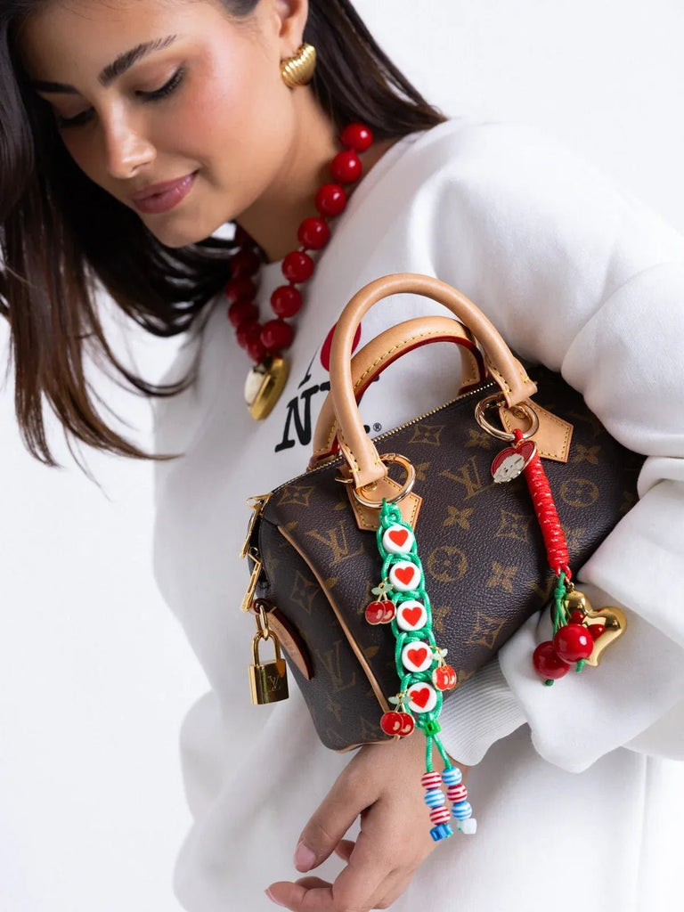 Bijou de sac cerise, cœur doré, porte - clés fantaisie, breloque colorée, accessoire sac tendance, modèle Yoa - Rouge
