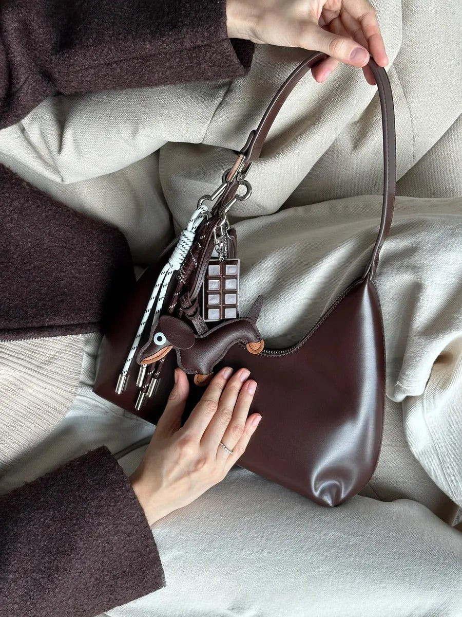 Bijou de sac chien, breloque chocolat, mousqueton os, cordons textiles, marron blanc, modèle Adou - Marron