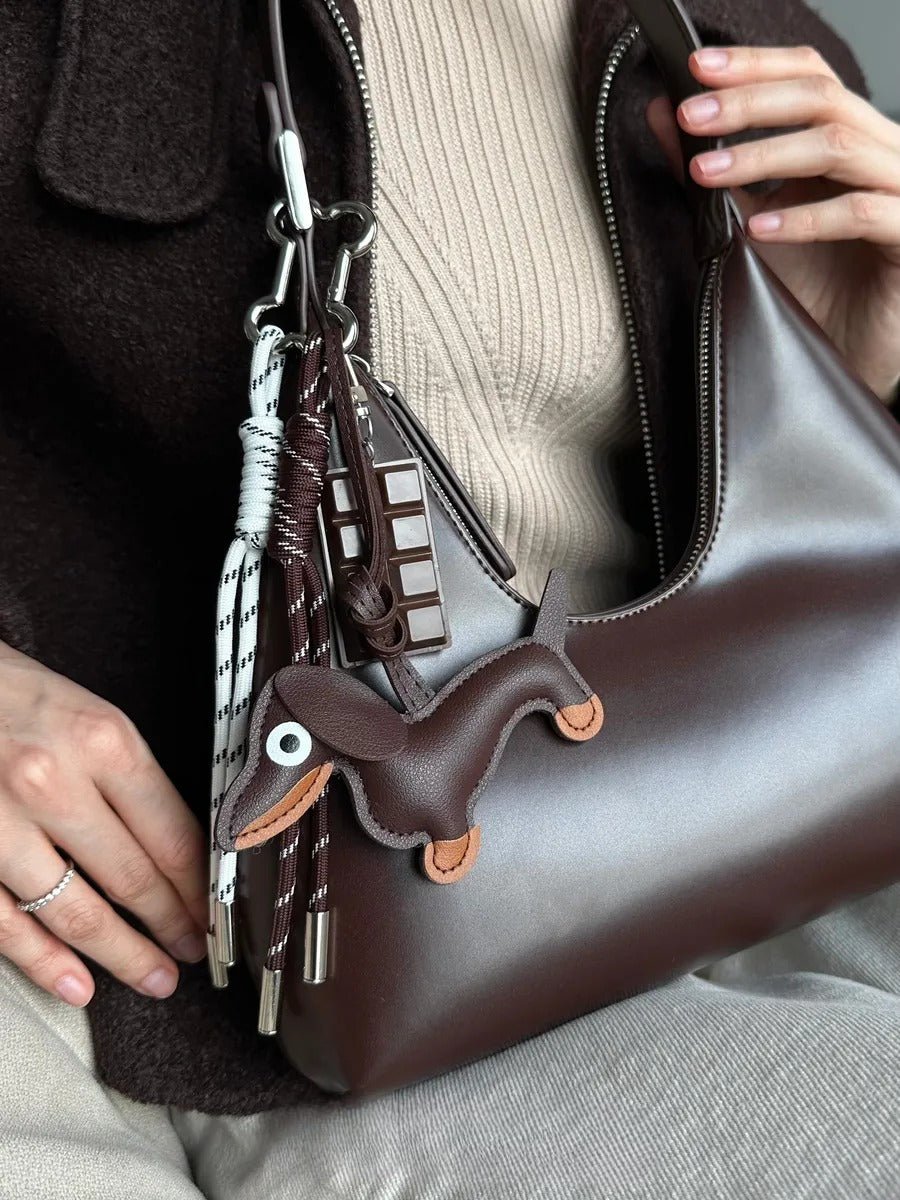 Bijou de sac chien, breloque chocolat, mousqueton os, cordons textiles, marron blanc, modèle Adou - Marron