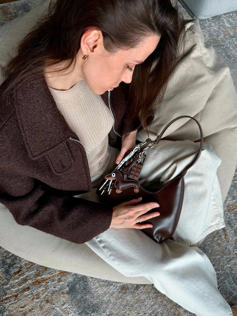 Bijou de sac chien, breloque chocolat, mousqueton os, cordons textiles, marron blanc, modèle Adou - Marron