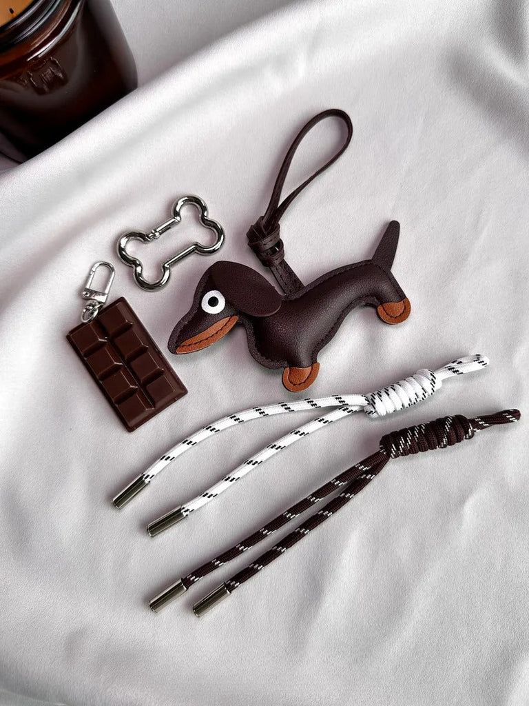 Bijou de sac chien, breloque chocolat, mousqueton os, cordons textiles, marron blanc, modèle Adou - Marron