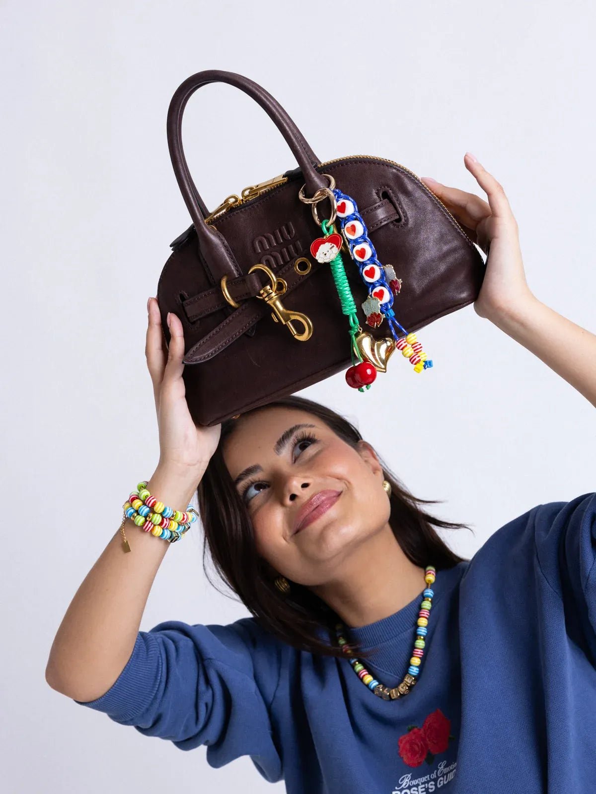 Bijou de sac cœur, breloques colorées, porte - clés fantaisie, perles rayées, cordon tressé, modèle Daria - Bleu