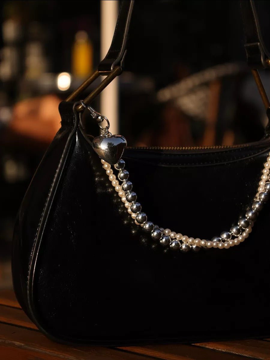 Bijou de sac cœur, perles nacrées, perles noires, perles argentées, double chaîne, mousquetons, modèle Delaya - Blanc