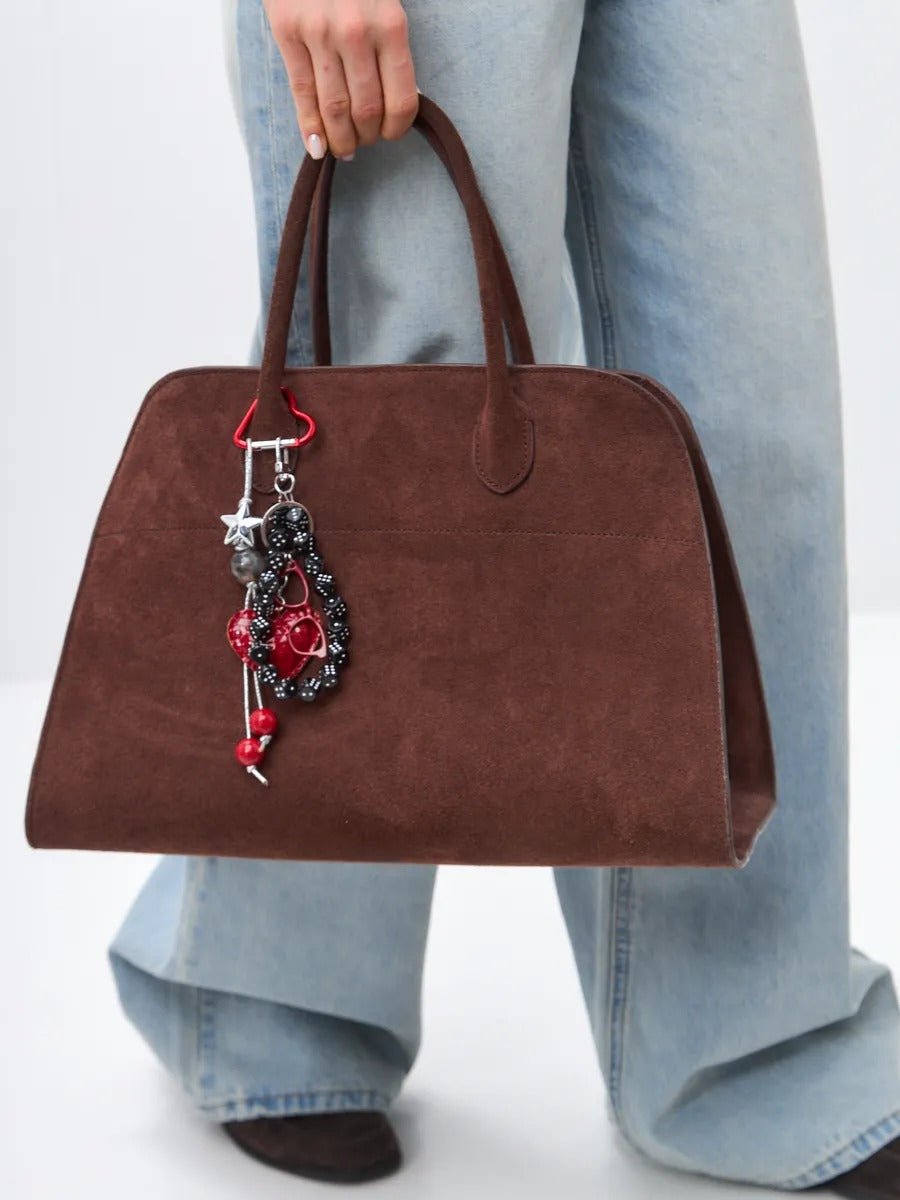 Bijou de sac fantaisie, breloques colorées, cœur rouge, dés noirs, lunettes miniatures, mousqueton cœur, modèle Cécilia - Rouge