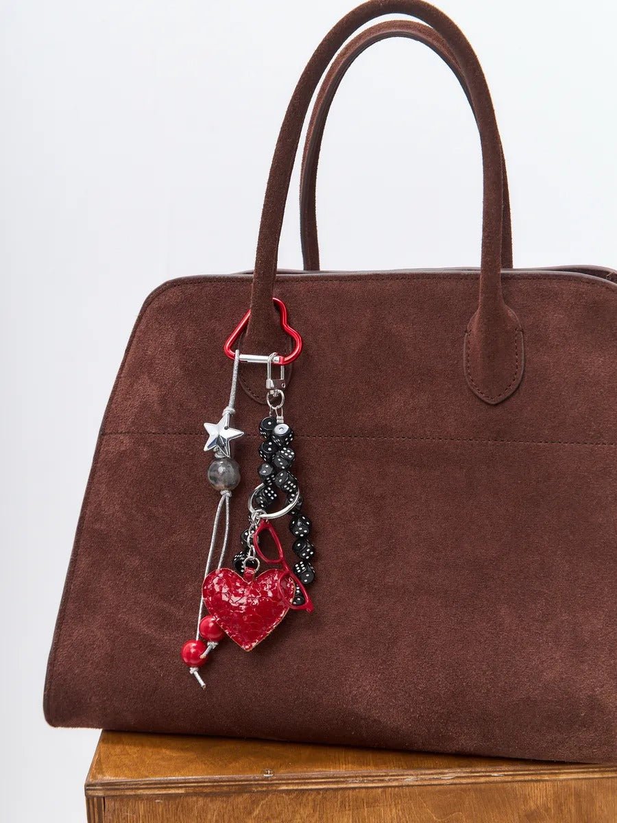 Bijou de sac fantaisie, breloques colorées, cœur rouge, dés noirs, lunettes miniatures, mousqueton cœur, modèle Cécilia - Rouge