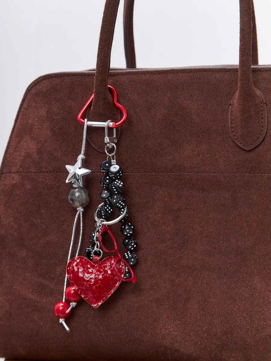 Bijou de sac fantaisie, breloques colorées, cœur rouge, dés noirs, lunettes miniatures, mousqueton cœur, modèle Cécilia - Rouge