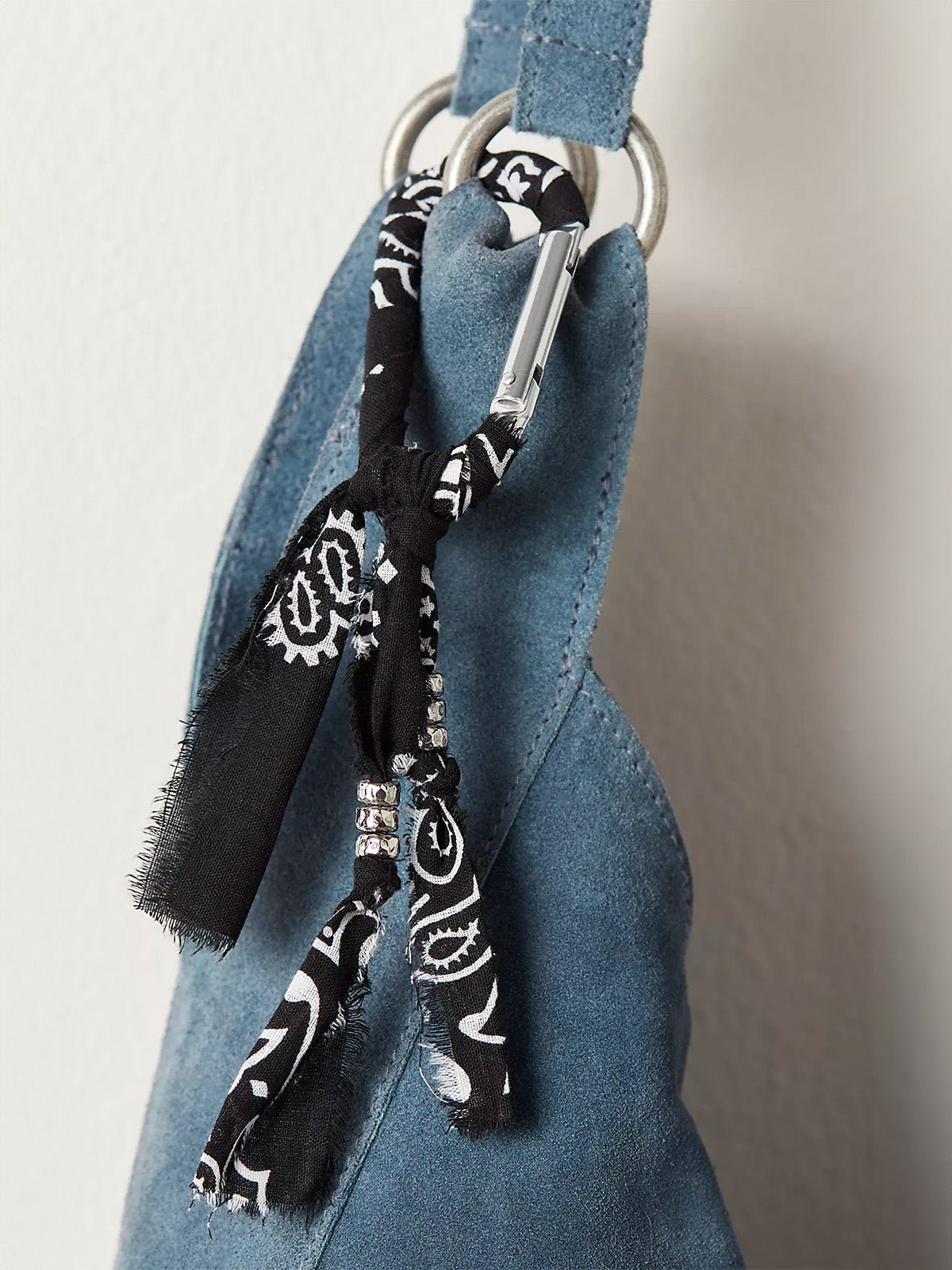 Bijou de sac foulard, breloques métal, mousqueton tissu, accessoire sac tendance, porte - clé fantaisie, modèle Magelin - Noir