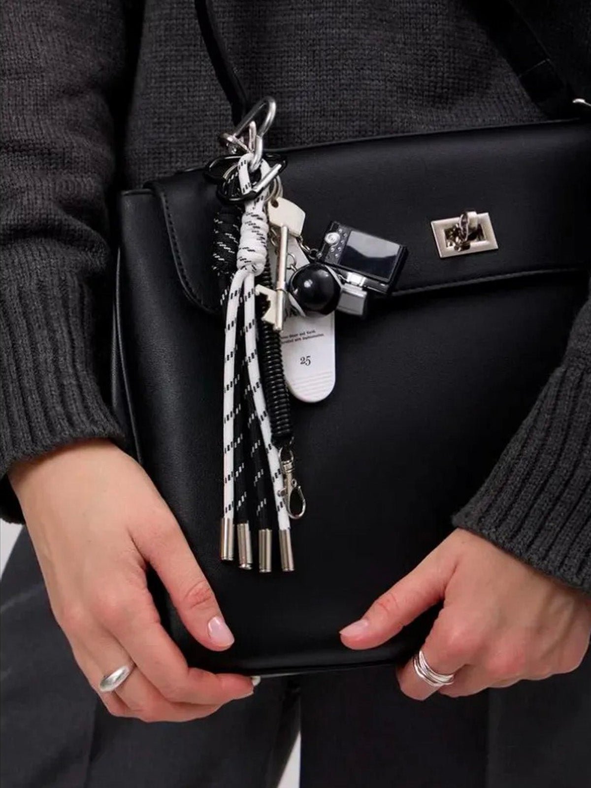 Bijou de sac, porte - clés fantaisie, noir et blanc, appareil photo, boule de billard, cordons, modèle Lounia - Noir