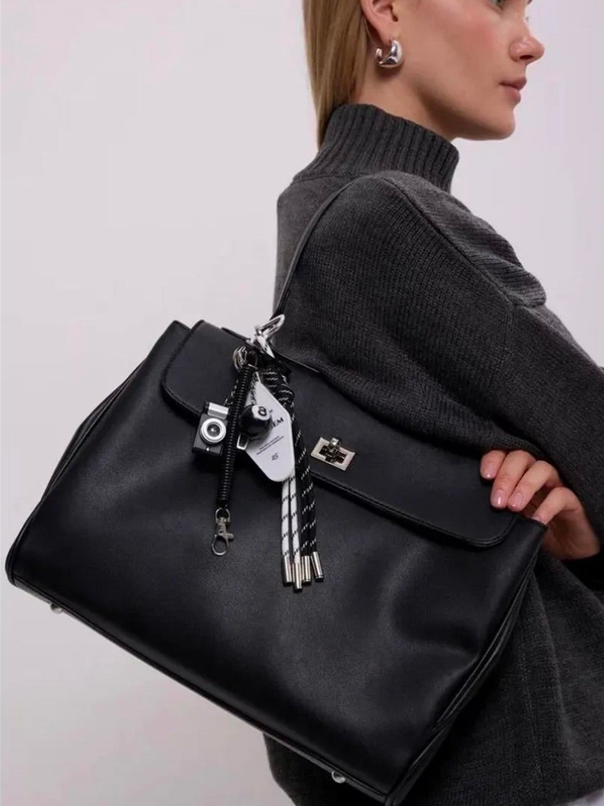 Bijou de sac, porte - clés fantaisie, noir et blanc, appareil photo, boule de billard, cordons, modèle Lounia - Noir