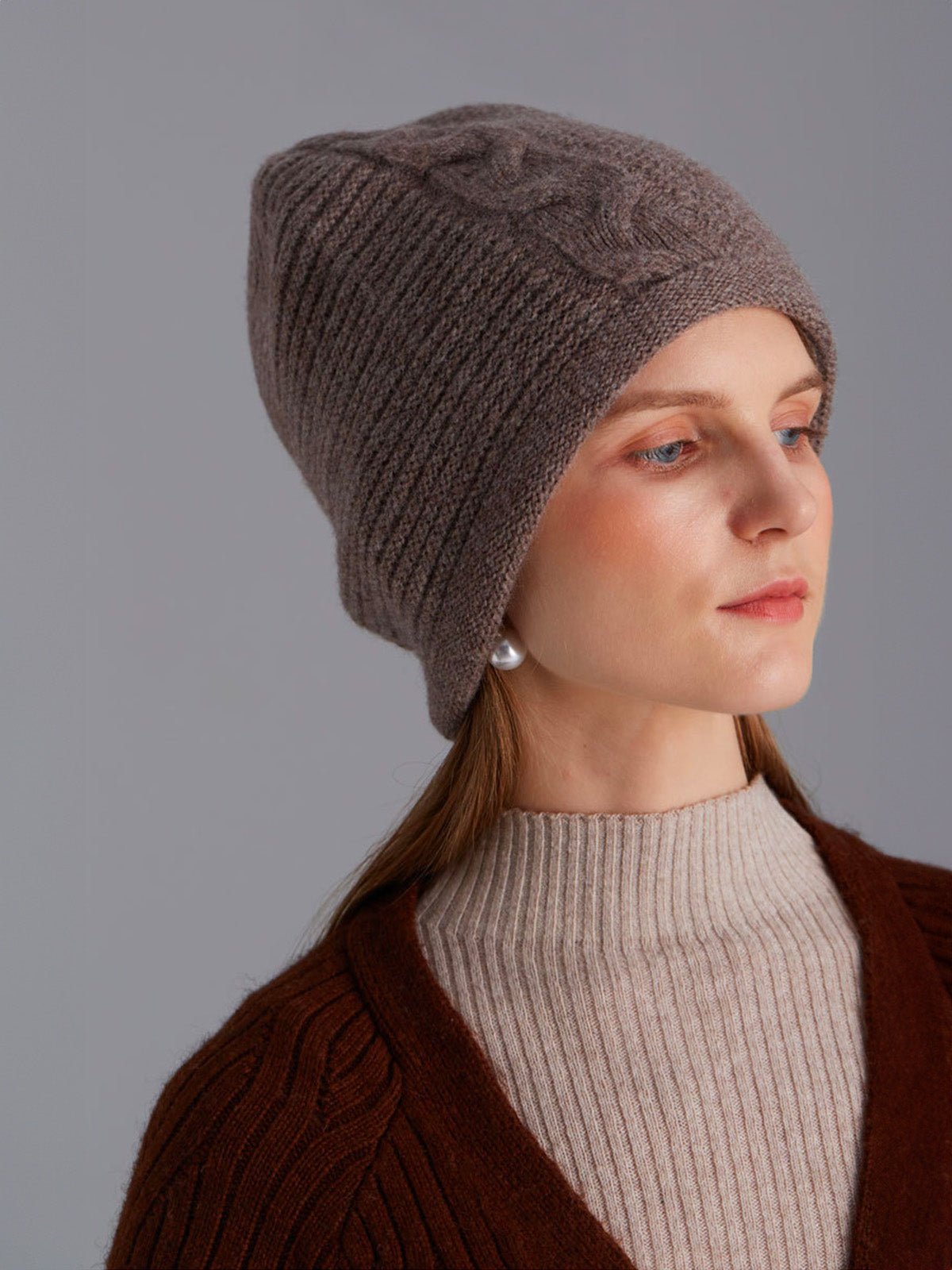 Bonnet chaud en laine douce, tricot torsadé style minimal, accessoire d’hiver confortable et ajusté, modèle Haruma - Bonnets - Taupe