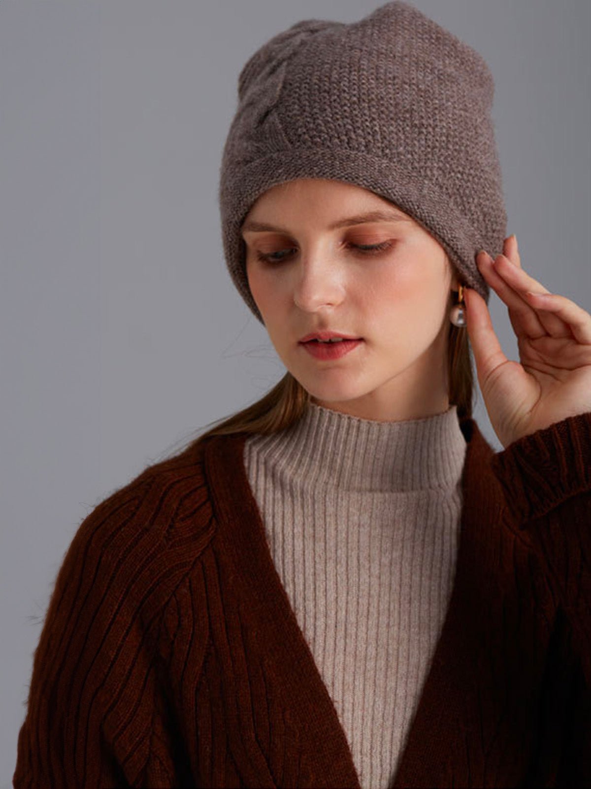 Bonnet chaud en laine douce, tricot torsadé style minimal, accessoire d’hiver confortable et ajusté, modèle Haruma - Bonnets - Taupe