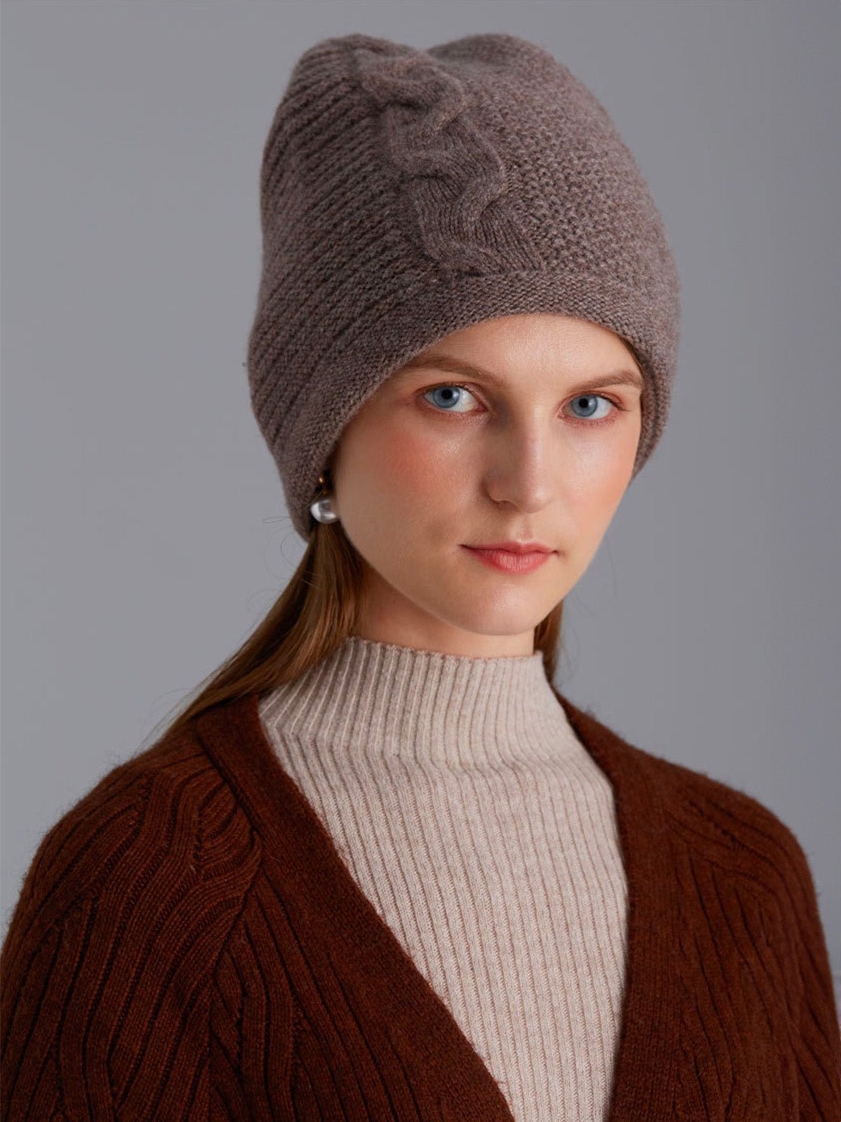 Bonnet chaud en laine douce, tricot torsadé style minimal, accessoire d’hiver confortable et ajusté, modèle Haruma - Bonnets - Taupe