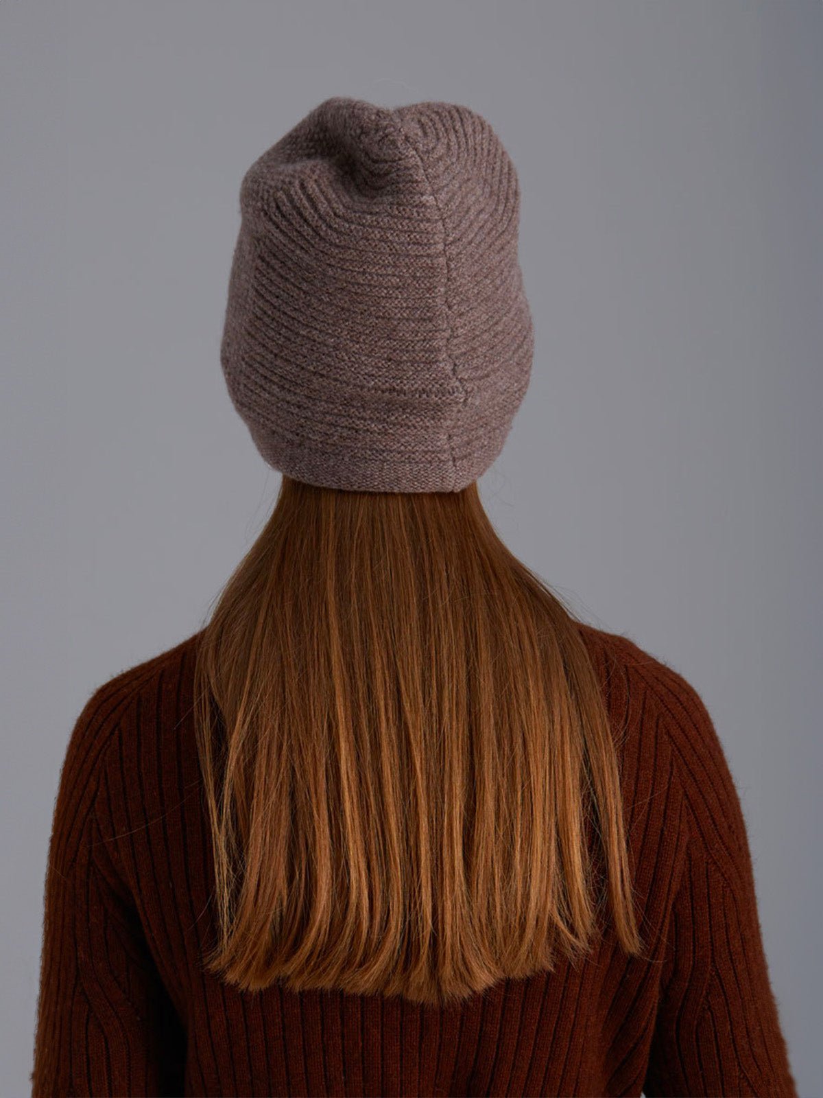 Bonnet chaud en laine douce, tricot torsadé style minimal, accessoire d’hiver confortable et ajusté, modèle Haruma - Bonnets - Taupe