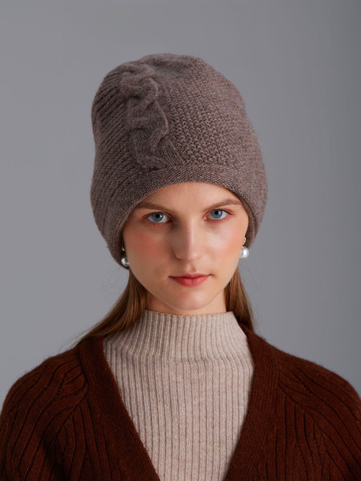 Bonnet chaud en laine douce, tricot torsadé style minimal, accessoire d’hiver confortable et ajusté, modèle Haruma - Bonnets - Taupe