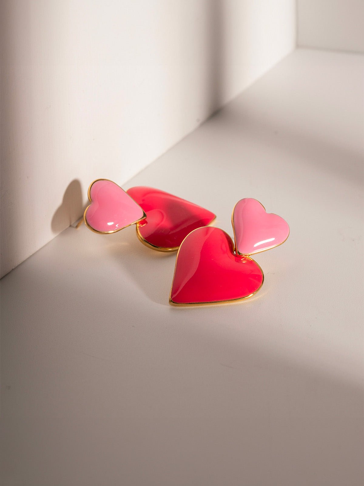 Boucles d'oreilles cœur rose, boucles d'oreilles rouge vif, bijoux fantaisie femme, forme géométrique, tendance ins, modèle Cassie - Boucles d'oreilles - Rose