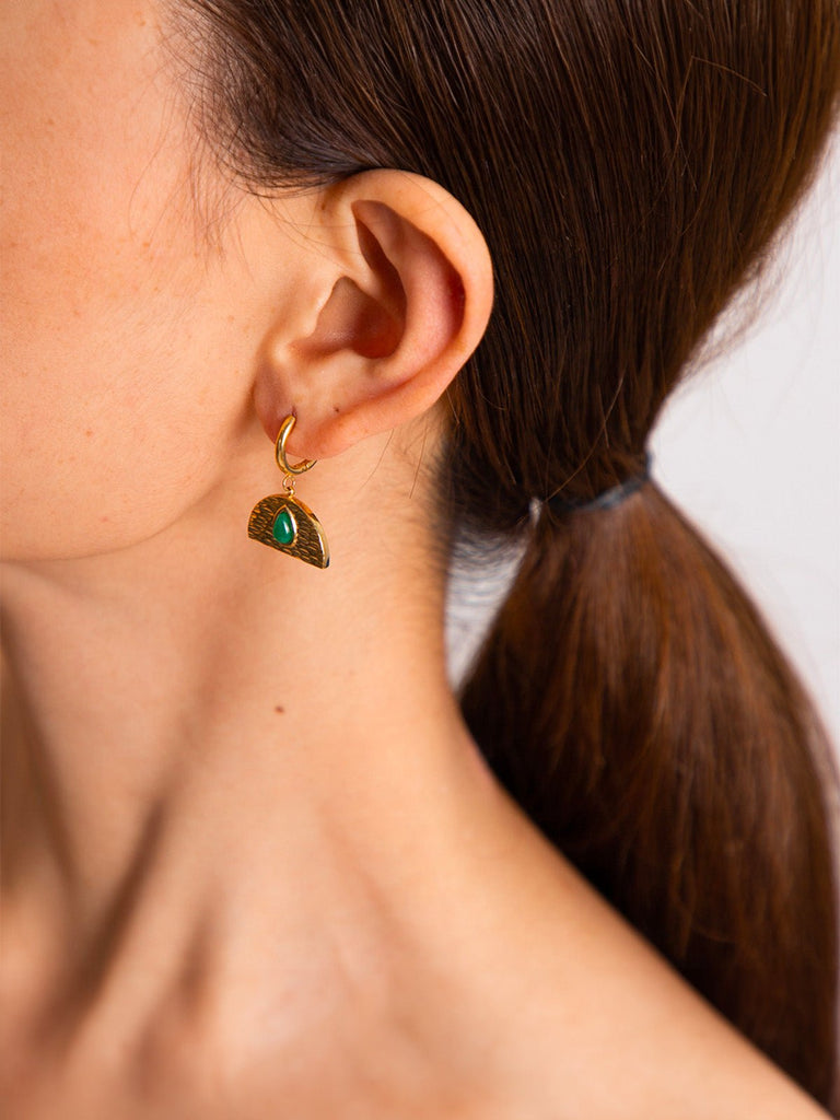 Boucles d’oreilles demi - lune, pierre de jade malaisien, acier inoxydable, or 18K, fermoir brisure, modèle Isca - Boucles d'oreilles - Or