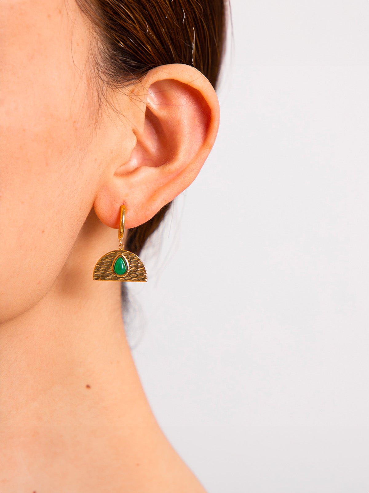 Boucles d’oreilles demi - lune, pierre de jade malaisien, acier inoxydable, or 18K, fermoir brisure, modèle Isca - Boucles d'oreilles - Or