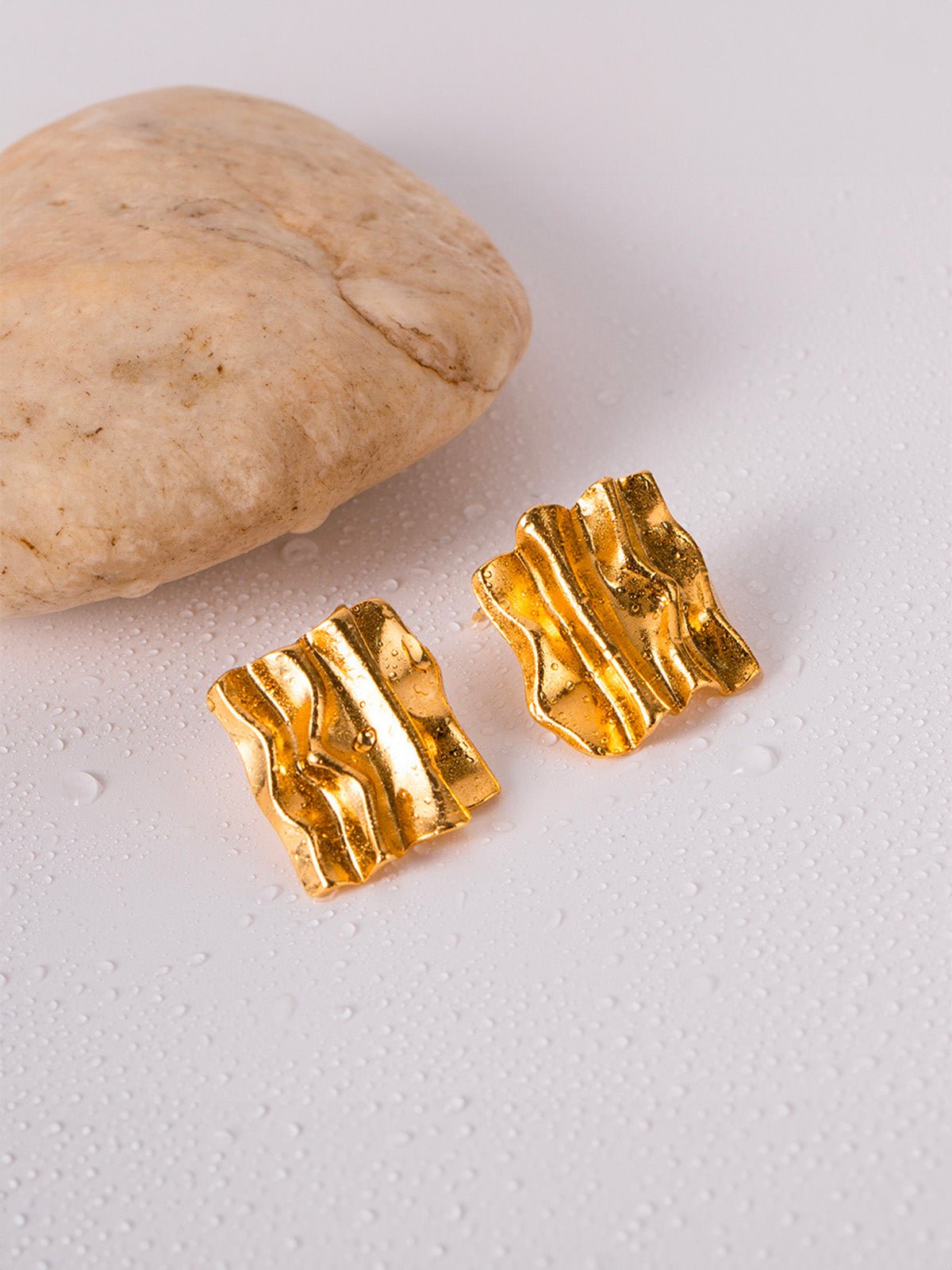 Boucles d’oreilles dorées, acier inoxydable, finition ondulée, design géométrique, look structuré, modèle Gabine - Boucles d'oreilles - Or