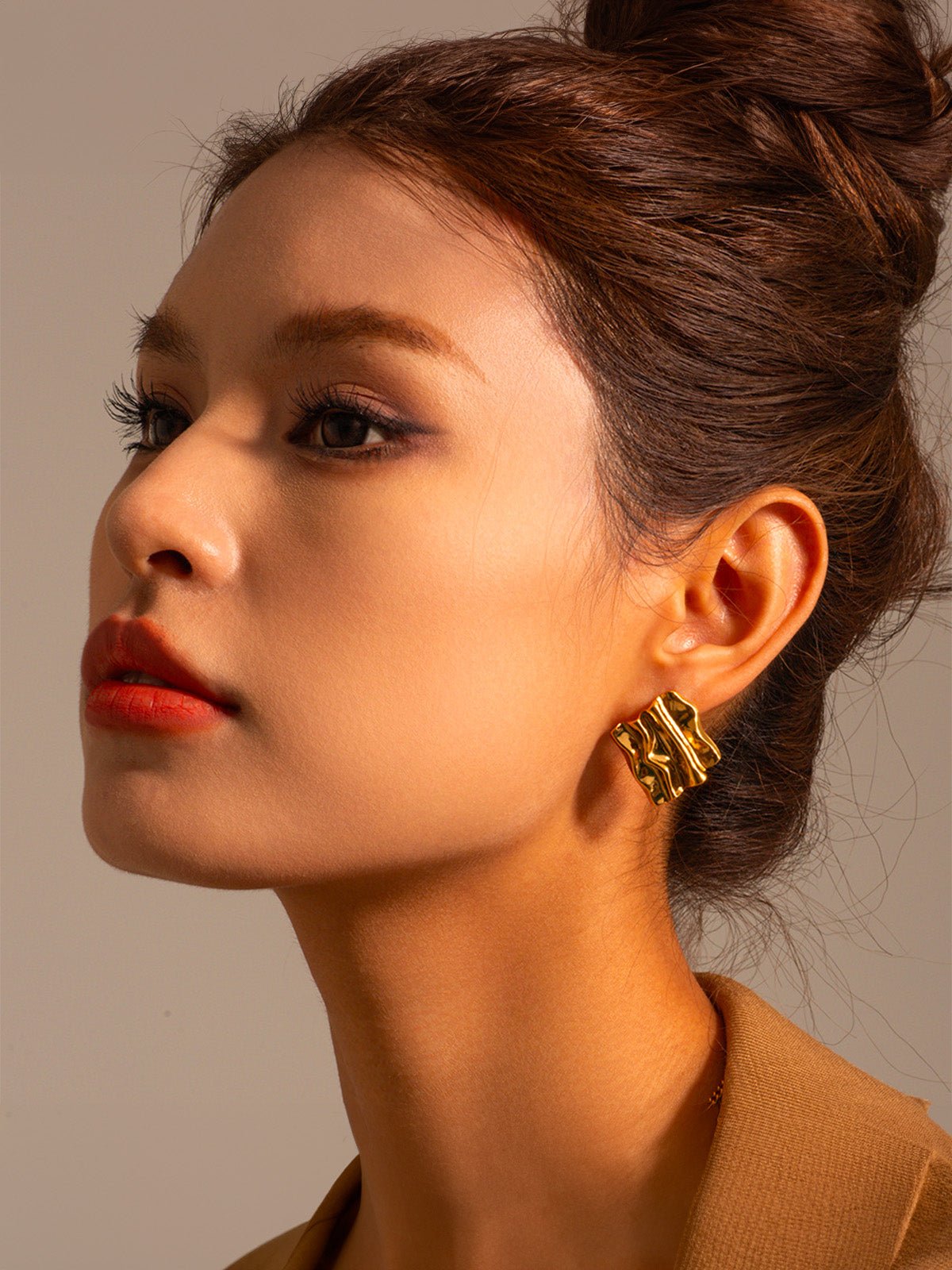 Boucles d’oreilles dorées, acier inoxydable, finition ondulée, design géométrique, look structuré, modèle Gabine - Boucles d'oreilles - Or