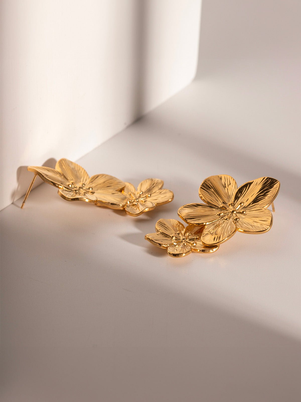Boucles d'oreilles fleurs, acier inoxydable, or 18K, grande taille, style INS, modèle Akola - Boucles d'oreilles - Or