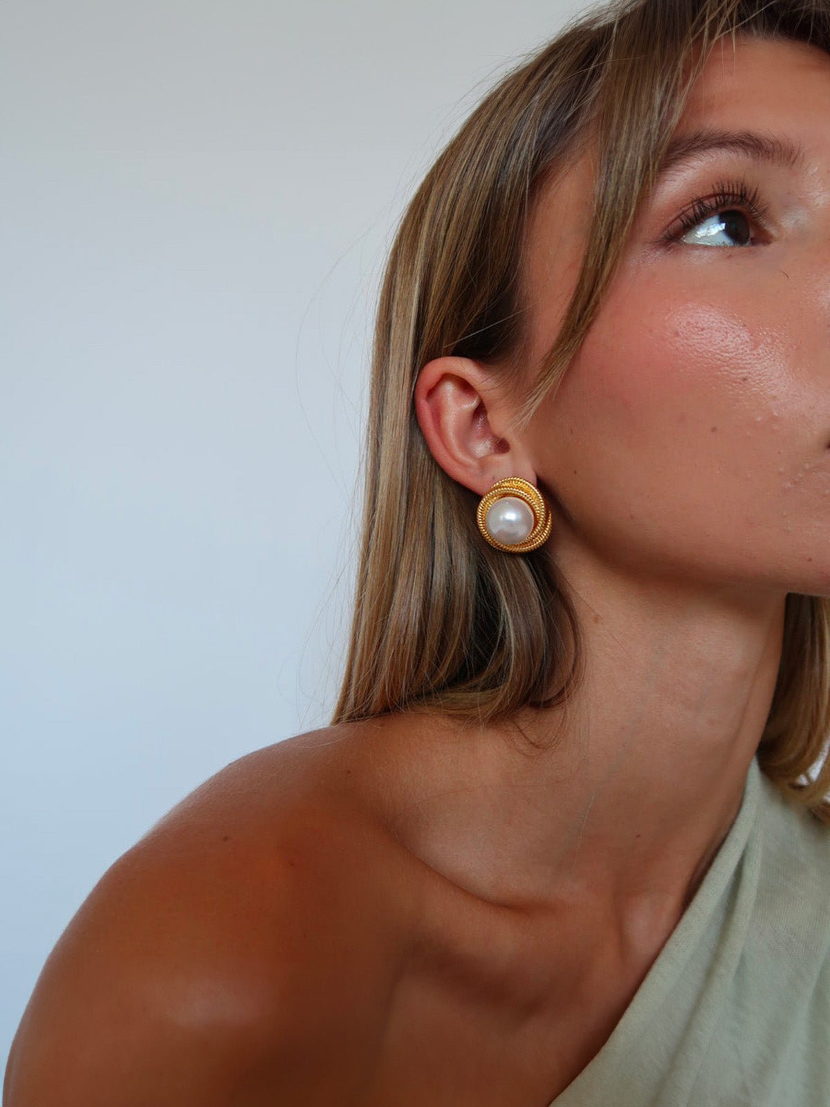 Boucles d’oreilles perle blanche, rondes dorées, plaquées or 18K, style vintage, puces chic, modèle Madeline - Boucles d'oreilles - Or