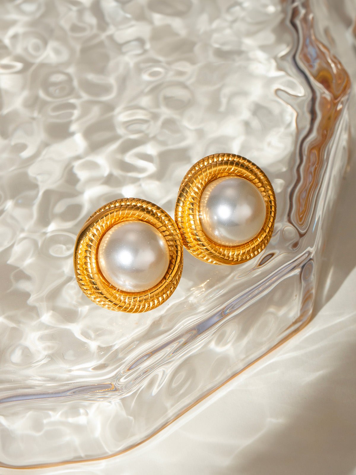 Boucles d’oreilles perle blanche, rondes dorées, plaquées or 18K, style vintage, puces chic, modèle Madeline - Boucles d'oreilles - Or
