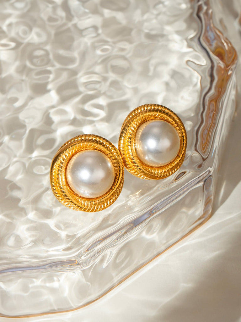 Boucles d’oreilles perle blanche, rondes dorées, plaquées or 18K, style vintage, puces chic, modèle Madeline - Boucles d'oreilles - Or