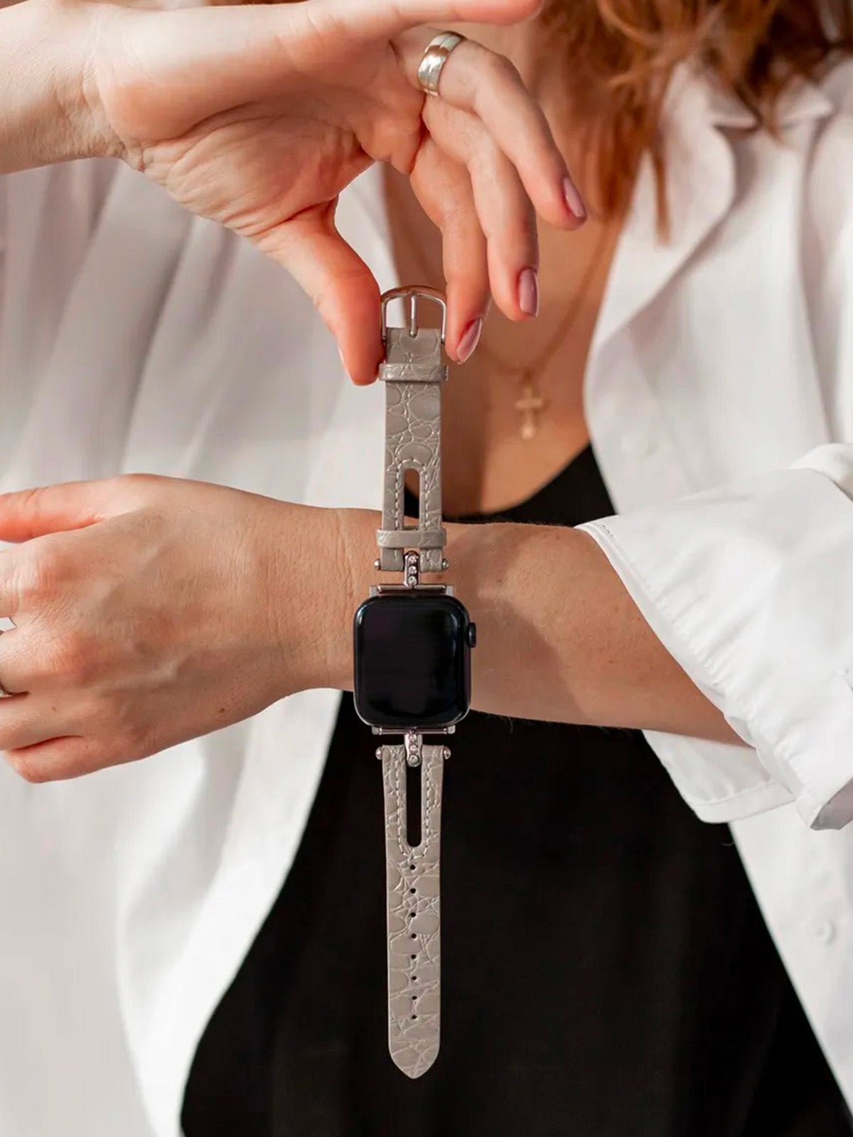 Bracelet Apple Watch effet crocodile femme cuir gris, métal et strass, design moderne, compatible toutes séries, modèle Neyla - Bracelet Apple Watch - Beige 38 à 42mm