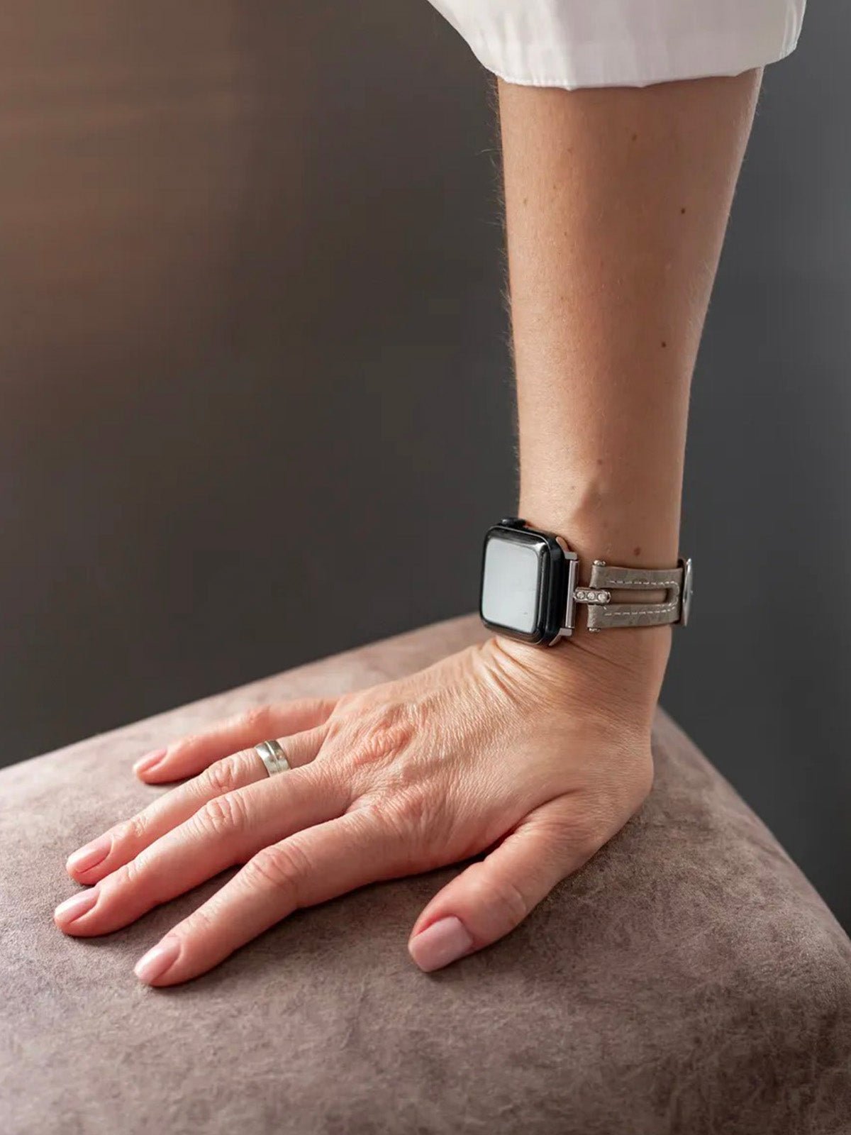 Bracelet Apple Watch effet crocodile femme cuir gris, métal et strass, design moderne, compatible toutes séries, modèle Neyla - Bracelet Apple Watch - Beige 38 à 42mm