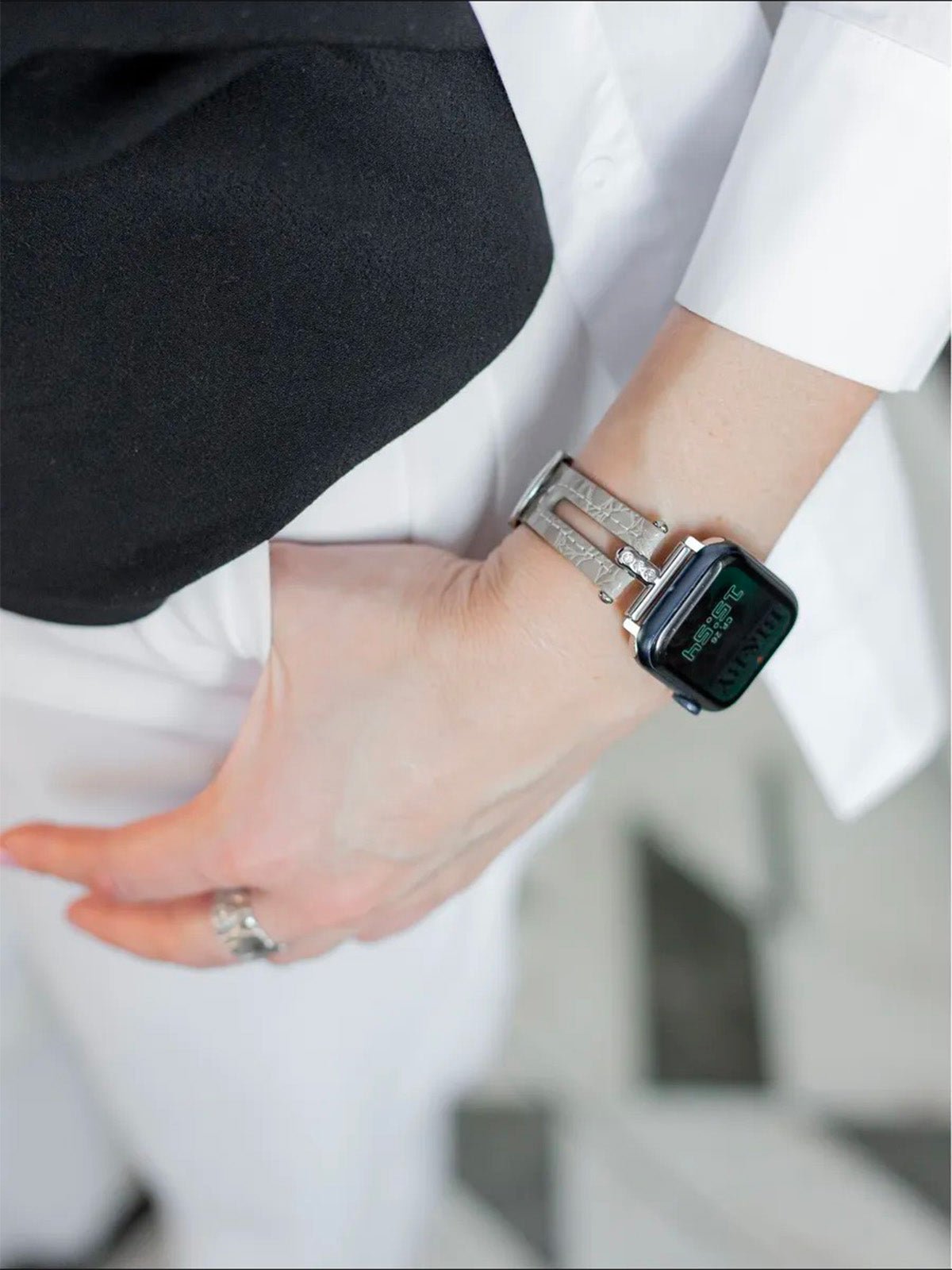 Bracelet Apple Watch effet crocodile femme cuir gris, métal et strass, design moderne, compatible toutes séries, modèle Neyla - Bracelet Apple Watch - Beige 38 à 42mm