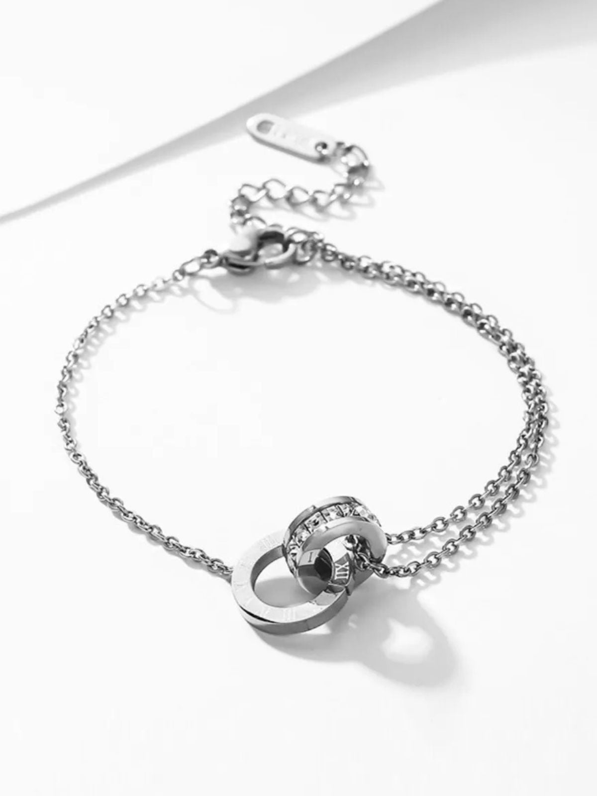 Bracelet cercles entrelacés, acier titane, chiffres romains, cristaux brillants, double chaîne fine, modèle Clémonce - Bracelet - Argent