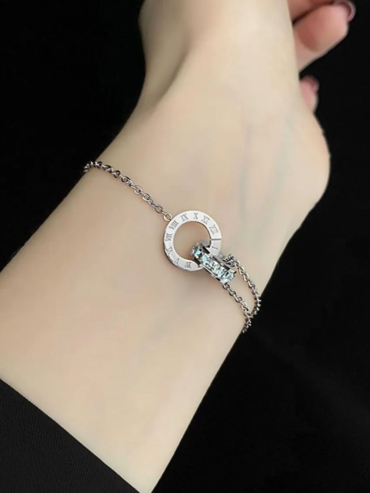 Bracelet cercles entrelacés, acier titane, chiffres romains, cristaux brillants, double chaîne fine, modèle Clémonce - Bracelet - Argent
