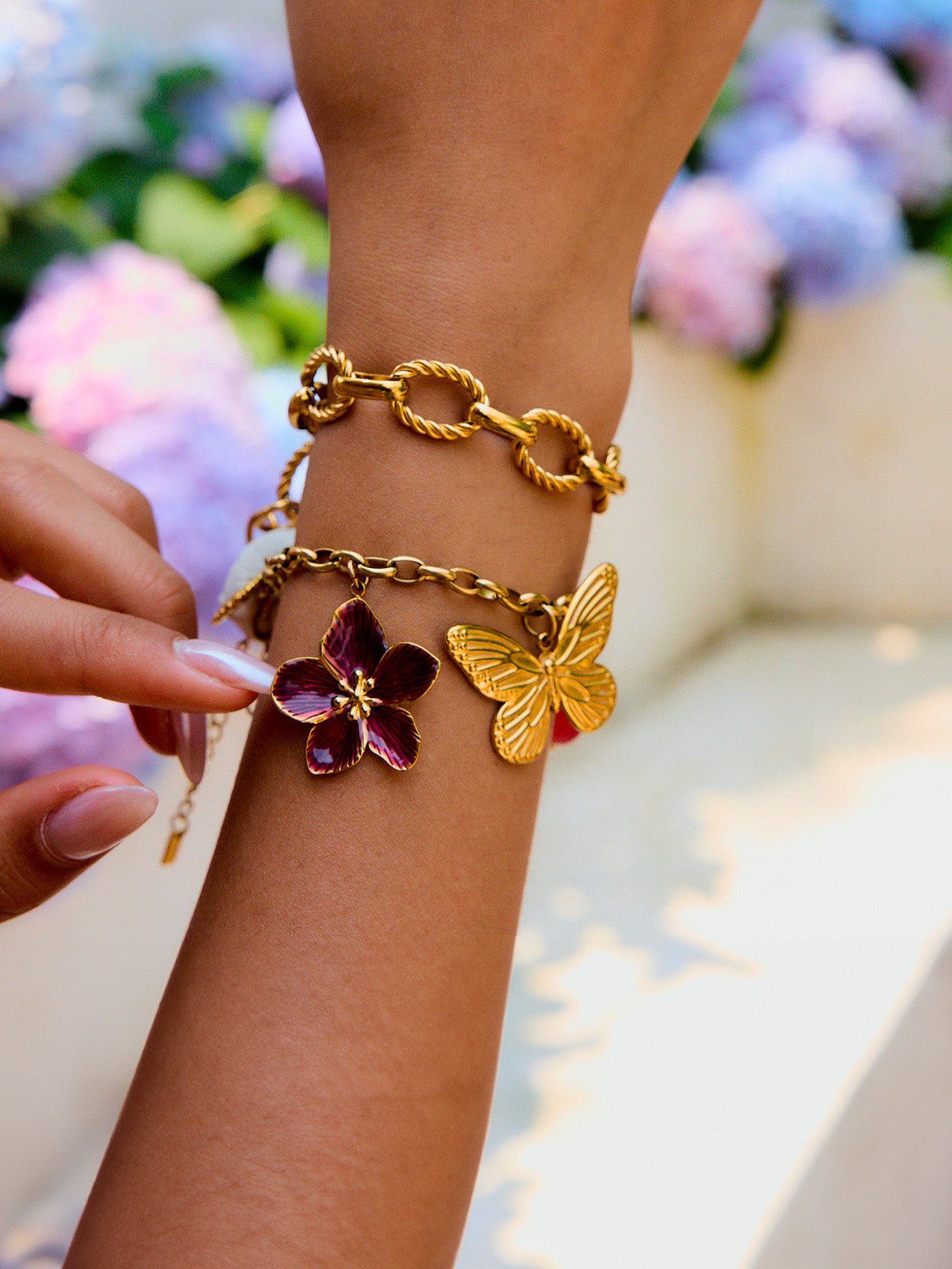 Bracelet chaîne dorée, papillon doré, fleur émaillée rouge, perle ovale rose, acier inoxydable, modèle Giulia - Boucles d'oreilles - Or